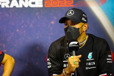 Lewis Hamilton (GBR) Mercedes AMG F1 dalam Konferensi Pers FIA. Kejuaraan Dunia Formula 1, Rd 12, Grand Prix Prancis,