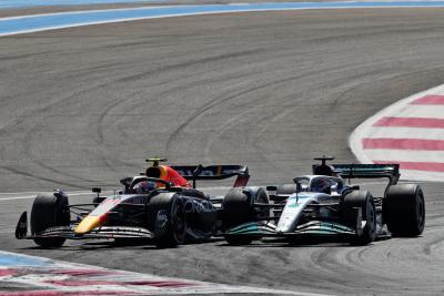 Sergio Perez (MEX) Red Bull Racing RB18 and George Russell (GBR) Mercedes AMG F1 W13 battle for position. Formula 1 World