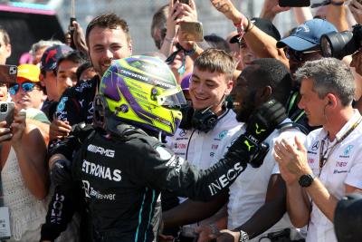 Lewis Hamilton (GBR) ) Mercedes AMG F1 merayakan posisi keduanya bersama tim di parc ferme. Dunia Formula 1