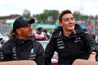(L ke R ): Lewis Hamilton (GBR) Mercedes AMG F1 dan rekan setimnya George Russell (GBR) Mercedes AMG F1 pada parade pembalap.