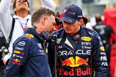 (L ke R ): Christian Horner (GBR) Kepala Tim Red Bull Racing dengan Max Verstappen (NLD) Red Bull Racing di grid.