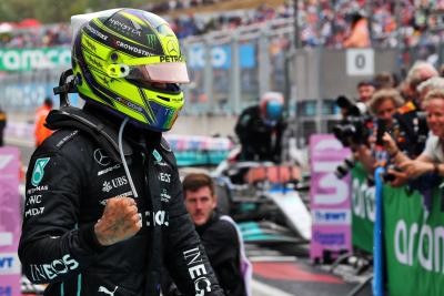 Lewis Hamilton (GBR) ) Mercedes AMG F1 merayakan posisi keduanya di parc ferme. Kejuaraan Dunia Formula 1, Rd 13,