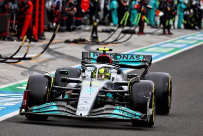 Lewis Hamilton (GBR) ) Mercedes AMG F1 W13 melakukan pit stop. Kejuaraan Dunia Formula 1, Rd 13, Hungarian Grand Prix,