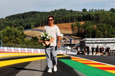 Pierre Gasly (FRA ) AlphaTauri memberikan penghormatan kepada Anthoine Hubert. Formula 1 World Championship, Rd 14, Belgian Grand