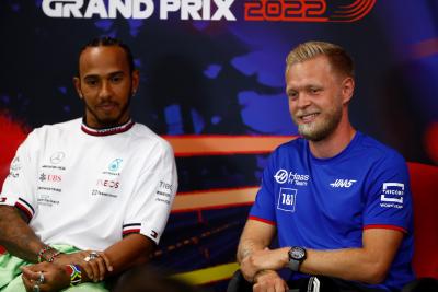 (L ke R ): Lewis Hamilton (GBR) Mercedes AMG F1 dan Kevin Magnussen (DEN) Tim Haas F1 dalam Konferensi Pers FIA. Formula