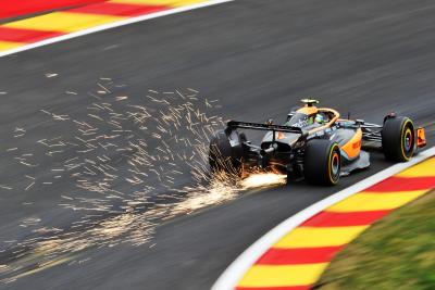 Lando Norris (GBR) ) McLaren MCL36 membuat percikan terbang. Kejuaraan Dunia Formula 1, Rd 14, Grand Prix Belgia, Spa