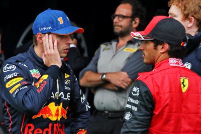 (L ke R ): Max Verstappen (NLD) Red Bull Racing dengan Carlos Sainz Jr (ESP) Ferrari di babak kualifikasi. Formula 1