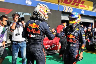 (L to R): Pemenang balapan Max Verstappen (NLD) Red Bull Racing merayakan dengan rekan setimnya yang berada di posisi kedua Sergio Perez (MEX) Red