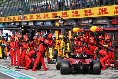 Carlos Sainz Jr (ESP) Ferrari F1-75 melakukan pit stop. Kejuaraan Dunia Formula 1, Rd 14, Grand Prix Belanda, Zandvoort,