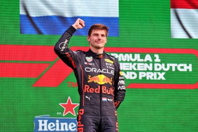 Pemenang balapan Max Verstappen (NLD) Red Bull Racing merayakan di podium. Kejuaraan Dunia Formula 1, Rd 14, Belanda