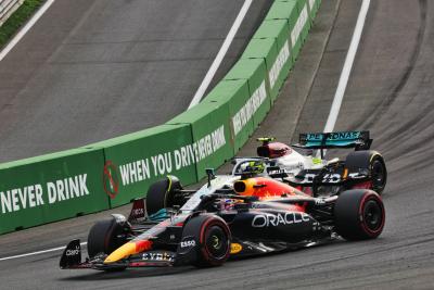Lewis Hamilton (GBR) Mercedes AMG F1 W13 dan Max Verstappen (NLD) Red Bull Racing RB18 memperebutkan posisi. Formula 1