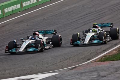 George Russell (GBR ) Mercedes AMG F1 W13 dan Lewis Hamilton (GBR) Mercedes AMG F1 W13 berebut posisi. Formula 1 World