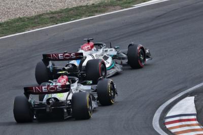 George Russell (GBR) Mercedes AMG F1 W13 dan Lewis Hamilton (GBR) Mercedes AMG F1 W13 memperebutkan posisi. Formula 1 Dunia