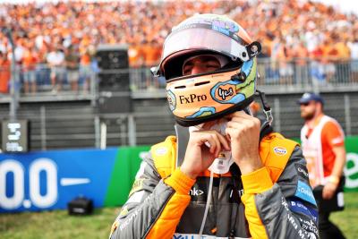 Daniel Ricciardo (AUS) ) McLaren di grid. Kejuaraan Dunia Formula 1, Rd 14, Grand Prix Belanda, Zandvoort, Belanda,
