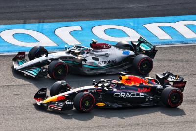 George Russell (GBR ) Mercedes AMG F1 W13 dan Max Verstappen (NLD) Red Bull Racing RB18 bertarung memperebutkan posisi. Formula 1
