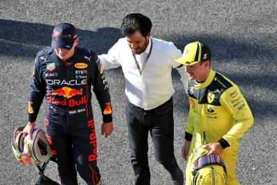 (L ke R ): Max Verstappen (NLD) Red Bull Racing dengan Presiden FIA Mohammed Bin Sulayem (UEA) dan Charles Leclerc (MON)
