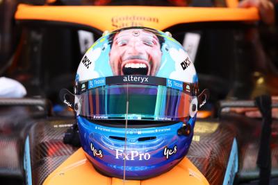 Daniel Ricciardo (AUS) ) Helm McLaren MCL36. Kejuaraan Dunia Formula 1, Rd 16, Grand Prix Italia, Monza, Italia, Race