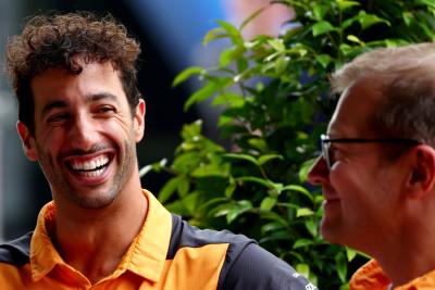 (L ke R ): Daniel Ricciardo (AUS) McLaren dengan Andreas Seidl, Managing Director McLaren. Kejuaraan Dunia Formula 1, Rd