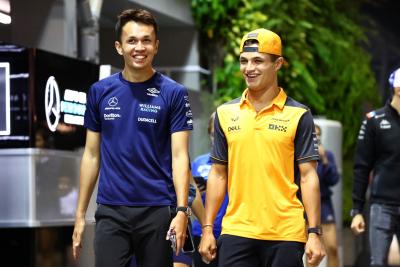 (L ke R ): Alexander Albon (THA) Williams Racing dengan Lando Norris (GBR) McLaren. Kejuaraan Dunia Formula 1, Rd 17,