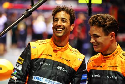 (L ke R ): Daniel Ricciardo (AUS) McLaren dengan rekan setimnya Lando Norris (GBR) McLaren. Formula 1 World Championship, Rd 17,