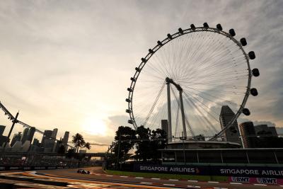 Lewis Hamilton (GBR) Mercedes AMG F1 W13. Formula 1 World Championship, Rd 17, Singapore Grand Prix, Marina Bay Street