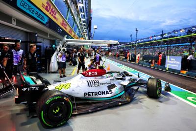 Lewis Hamilton (GBR) ) Mercedes AMG F1 W13 meninggalkan pit. Kejuaraan Dunia Formula 1, Rd 17, Grand Prix Singapura,