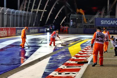 Circuit atmosphere - marshals sweep the circuit of rain water. Formula 1 World Championship, Rd 17, Singapore Grand Prix,