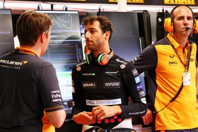 Daniel Ricciardo (AUS) ) McLaren. Kejuaraan Dunia Formula 1, Rd 17, Grand Prix Singapura, Sirkuit Jalan Marina Bay,