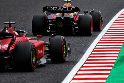 Sergio Perez (MEX ) Red Bull Racing RB18 memimpin Charles Leclerc (MON) Ferrari F1-75. Kejuaraan Dunia Formula 1, Rd 18,
