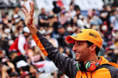 Daniel Ricciardo] ) McLaren di parade pembalap. Kejuaraan Dunia Formula 1, Rd 18, Grand Prix Jepang, Suzuka,