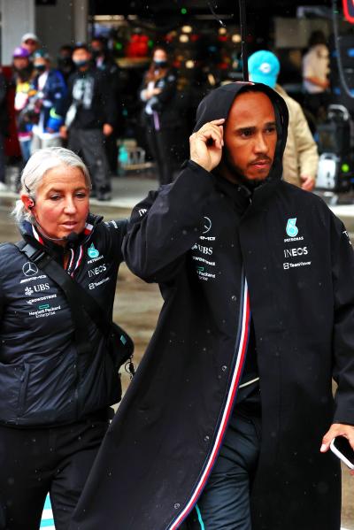 Lewis Hamilton (GBR) Mercedes AMG F1 with Angela Cullen (NZL) Mercedes AMG F1 Physiotherapist on the grid. Formula 1 World