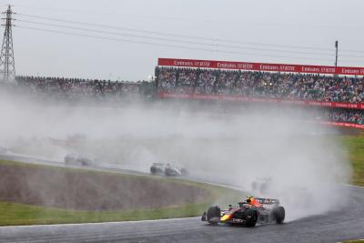 Sergio Perez (MEX) ) Red Bull Racing RB18 di awal balapan. Kejuaraan Dunia Formula 1, Rd 18, Japanese Grand