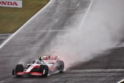 Mick Schumacher (GER ) Haas VF-22. Kejuaraan Dunia Formula 1, Rd 18, Grand Prix Jepang, Suzuka, Jepang, Race Day.-