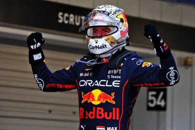 Pemenang balapan Max Verstappen (NLD) Red Bull Racing merayakan di parc ferme. Kejuaraan Dunia Formula 1, Rd 18, Jepang