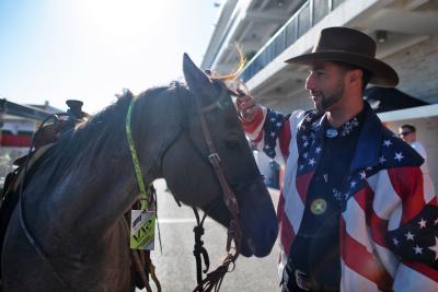 Daniel Ricciardo (AUS) McLaren with Horsey McHorse (USA) Horse. Formula 1 World Championship, Rd 19, United States Grand