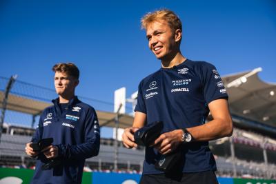 Alexander Albon (THA ) Williams Racing dan Logan Sargeant (AS) Pembalap Williams Racing Academy - Duracell dikendalikan dari jarak jauh