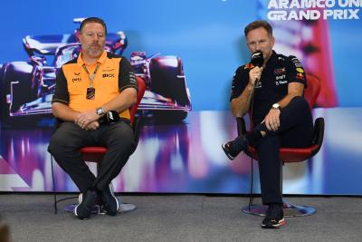 (L ke R ): Zak Brown (AS) Direktur Eksekutif McLaren dan Kepala Tim Red Bull Racing Christian Horner (GBR) di FIA