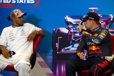 (L ke R ): Lewis Hamilton (GBR) Mercedes AMG F1 dan Max Verstappen (NLD) Red Bull Racing di Konferensi Pers FIA.