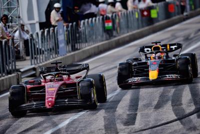 Charles Leclerc (MON ) Ferrari F1-75 dan Max Verstappen (NLD) Red Bull Racing RB18. Kejuaraan Dunia Formula 1, Rd 19,