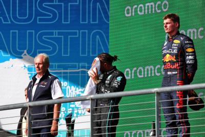 (L ke R ): Dr Helmut Marko (AUT) Konsultan Red Bull Motorsport; Lewis Hamilton (GBR) Mercedes AMG F1; dan pemenang balapan Max