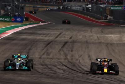 Lewis Hamilton (GBR) ) Mercedes AMG F1 W13 dan Max Verstappen (NLD) Red Bull Racing RB18 bertarung untuk memimpin balapan.