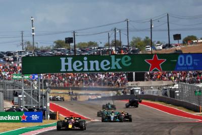 Max Verstappen (NLD) Red Bull Racing RB18 leads as Lance Stroll (CDN) Aston Martin F1 Team AMR22 and Fernando Alonso (ESP)