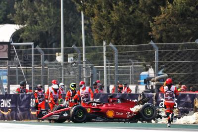 Ferrari F1 yang rusak -75 dari Charles Leclerc (MON) Ferrari setelah dia jatuh di sesi latihan kedua. Formula 1