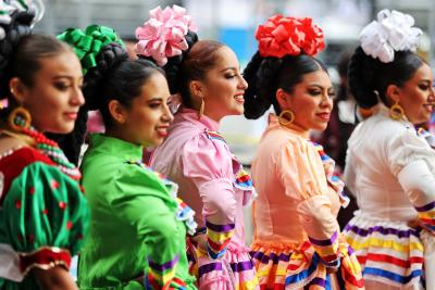 Circuit atmosphere - dancers in the pits. Formula 1 World Championship, Rd 20, Mexican Grand Prix, Mexico City, Mexico,