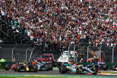 Lewis Hamilton (GBR) ) Mercedes AMG F1 W13 di awal balapan. Kejuaraan Dunia Formula 1, Rd 20, Grand Meksiko