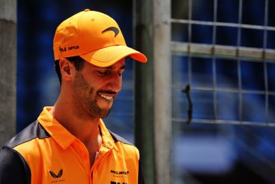 Daniel Ricciardo (AUS) ) McLaren. Kejuaraan Dunia Formula 1, Rd 21, Grand Prix Brasil, Sao Paulo, Brasil, Persiapan