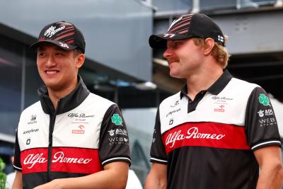 (L ke R ): Guanyu Zhou (CHN) Alfa Romeo F1 Team dengan rekan setimnya Valtteri Bottas (FIN) Alfa Romeo F1 Team. Formula 1 World