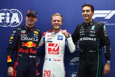 Pole position untuk Kevin Magnussen (DEN) Haas, peringkat ke-2 untuk Max Verstappen (NLD) Red Bull Racing RB18 dan peringkat ke-3 untuk George Russell
