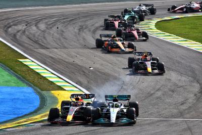 Max Verstappen (NLD) Red Bull Racing RB18 dan Lewis Hamilton (GBR) Mercedes AMG F1 W13 melakukan kontak dalam balapan. Formula 1
