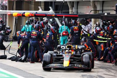 Max Verstappen (NLD) Red Bull Racing RB18 melakukan pit stop. Kejuaraan Dunia Formula 1, Rd 21, Grand Prix Brasil , Sao